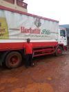 <p>Mr Bangura in Freetown mit dem Lkw</p>